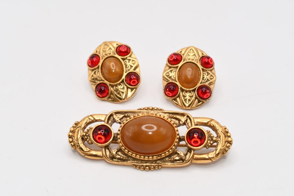Vintage 1928 Co Brooch Earrings Set Red Beige Cabochon Gold